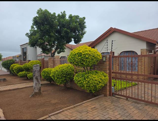 3 BEDROOM HOUSE FOR SALE IN FLORA PARK